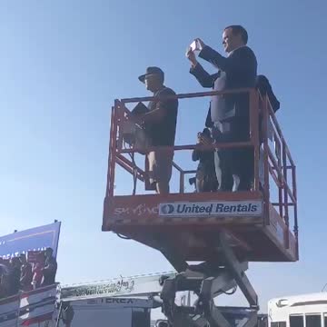 Jared Kushner uses lift to get better view of massive crowds at Trump rally