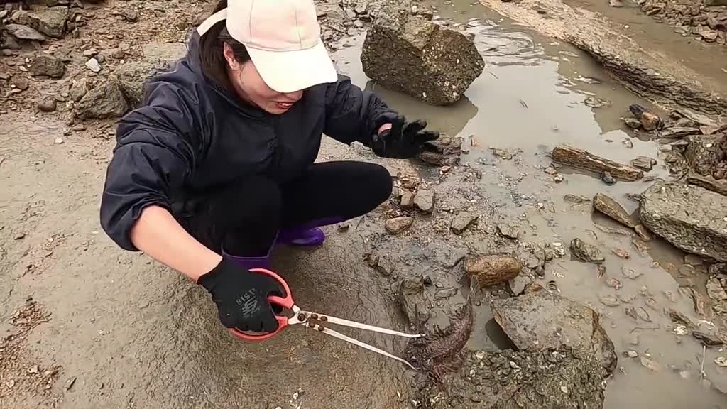 The 300-square-meter giant pit that hasn’t been seen for 20 days, after the pit was draine