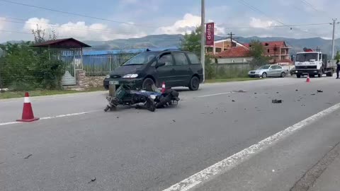 Motori përplaset me trafikndarësen në Bulgarec të Korçës, drejtuesi në gjendje të rëndë