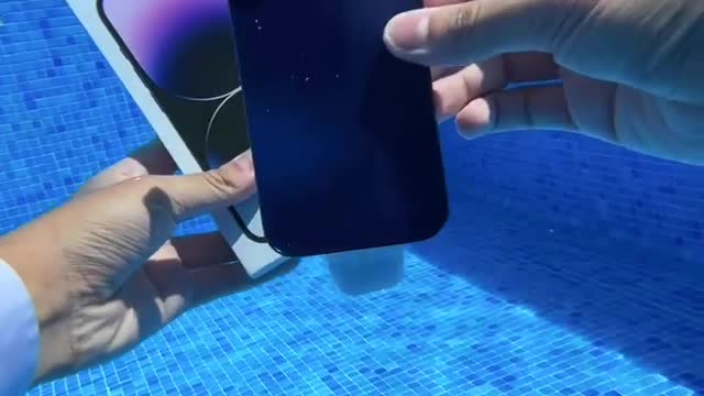 Unboxing iPhone 14 in water