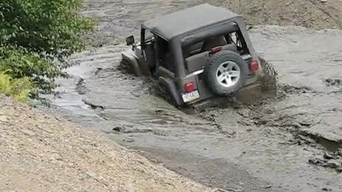 2005 jeep rubicon vs. mud hole