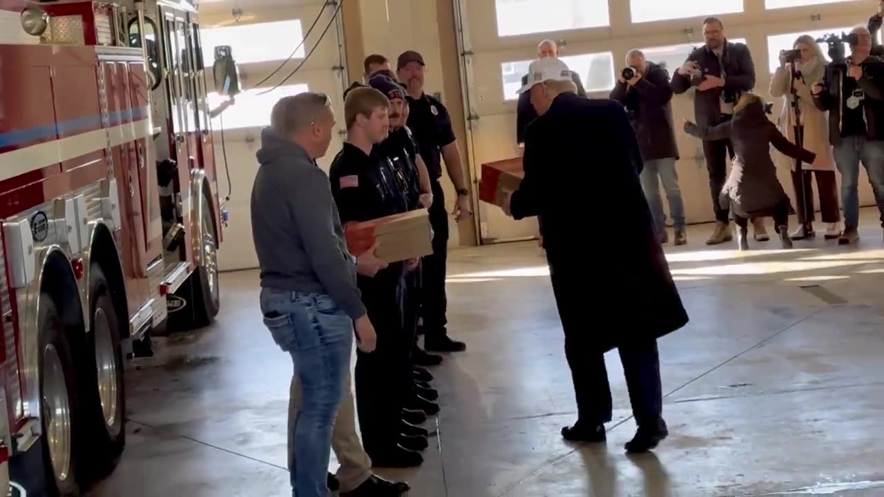 🚨WATCH: Donald Trump delivers pizzas to first responders in Iowa