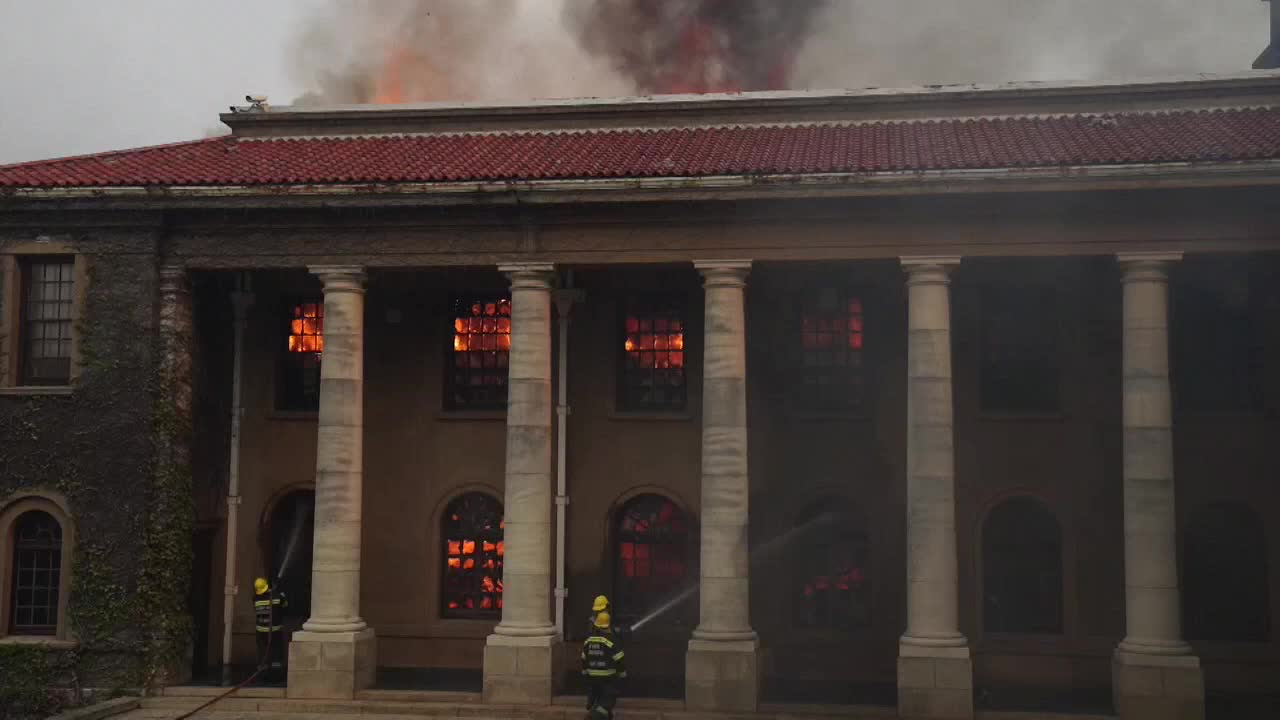 El incendio de Table Mountain llega a la Universidad de Ciudad del Cabo