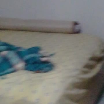 filnando deNtro do quarto da minha casa