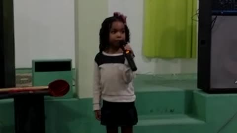 Lelê se apresenta na igreja