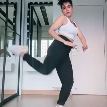 In the mood to groove!#SanyaMalhotra slays hard as she dances to an upbeat track.