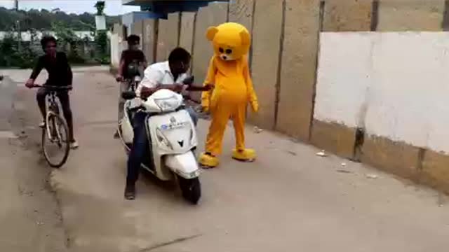 Funny teddy bear bakchodi prank with strangers😄🤣 Irritating people 😅🤩🙏😜