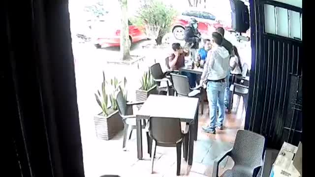 Video: Hombres armados llegaron a una tienda en Bucaramanga y robaron a por lo menos 8 personas