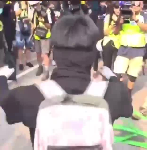 Hong Kong: people destroy facial recognition towers