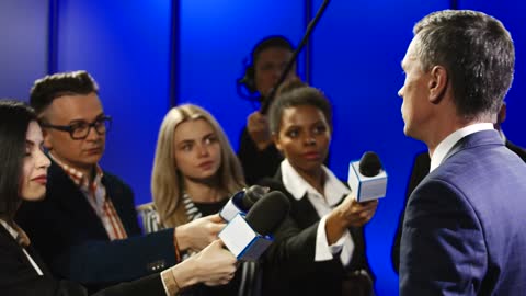 Giving a conference to reporters