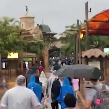 ⛈️⚡TOURISTS AT UNIVERSAL STUDIOS IN ORLANDO Few Hrs Before Hurricane Milton to Hit - New York Post