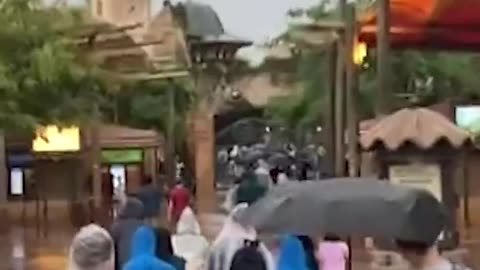 ⛈️⚡TOURISTS AT UNIVERSAL STUDIOS IN ORLANDO Few Hrs Before Hurricane Milton to Hit - New York Post