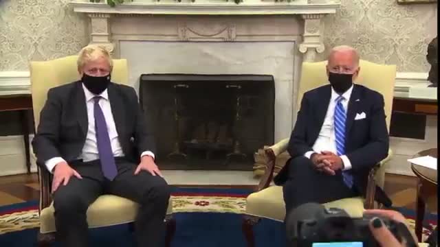 WH Staff Interrupt UK PM Boris Johnson Mid-Sentence To Push Out Reporters