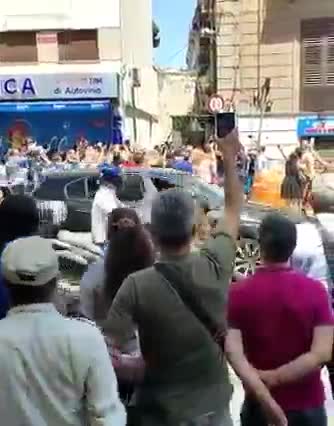 La folla contro Speranza "ASSASSINO!"