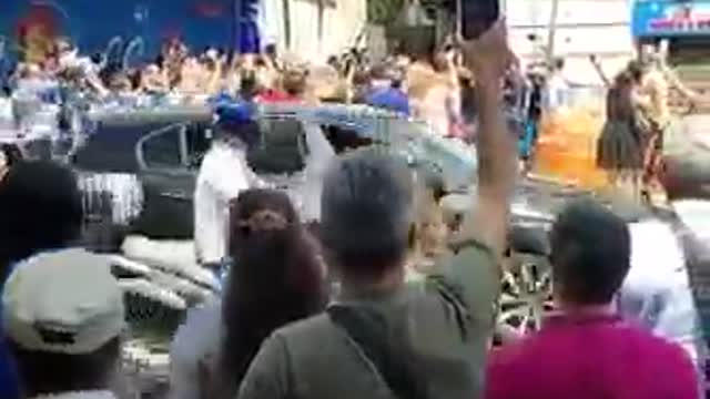 La folla contro Speranza "ASSASSINO!"