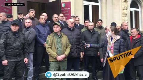 Аслан Бжания вышел к собравшимся у здания администрации