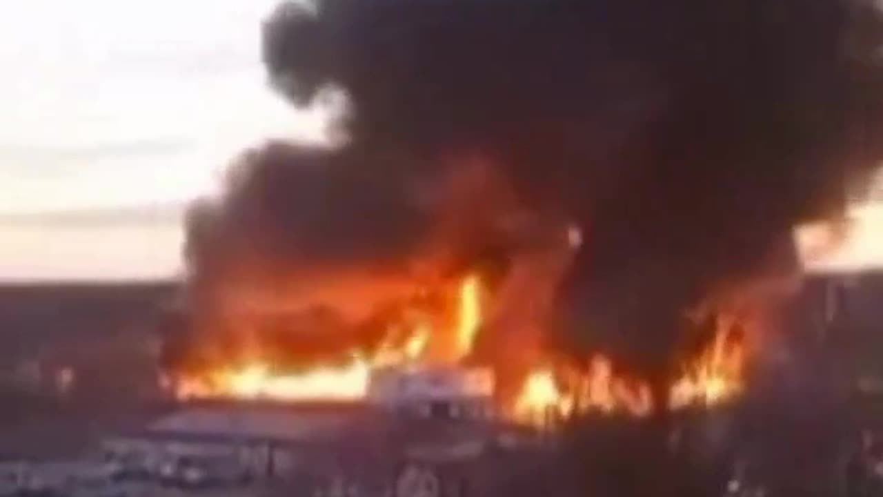 🚨WARNING: Massive Blaze at Cattle Barn, Spreading to Multiple Buildings #RockIsland | #Illinois