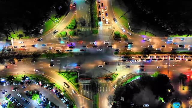 Traffic and colorful lights at the intersection.