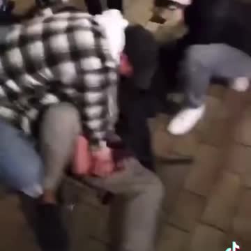 Impuscat in revoltele de la Rotterdam filmat de un roman