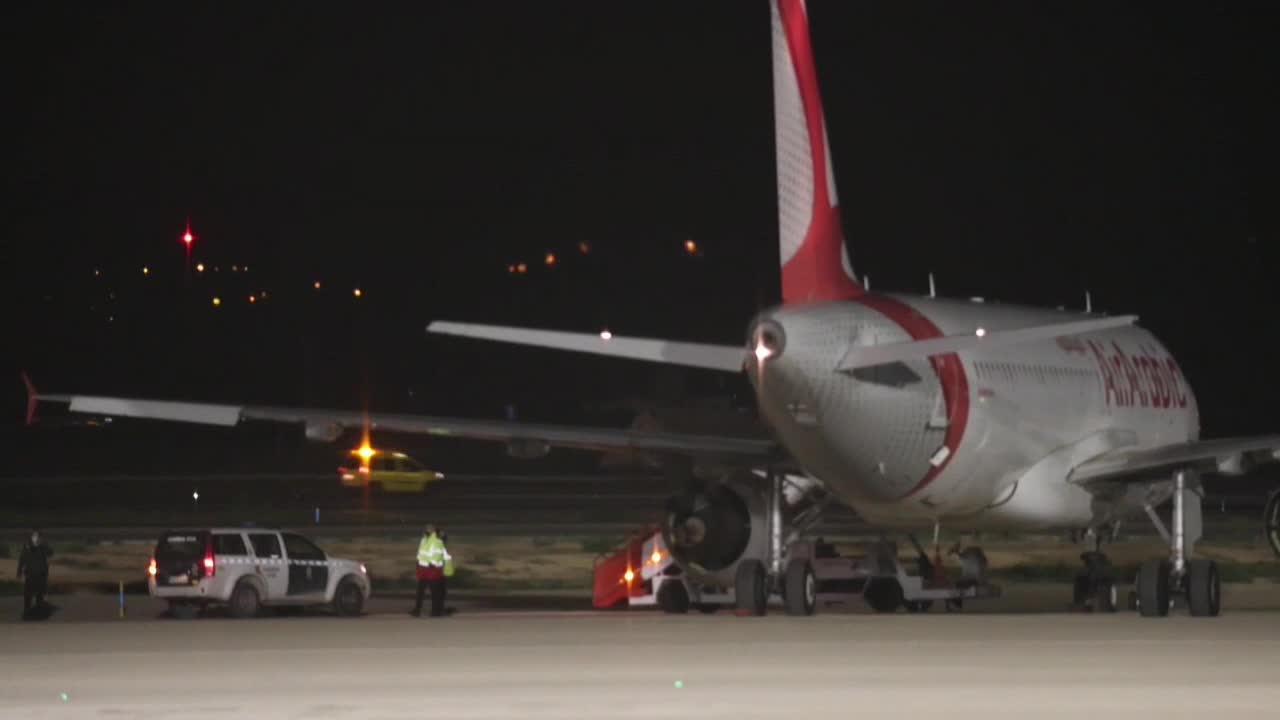 Video: Investigan entrada de migrantes tras aterrizaje forzado de avión en España