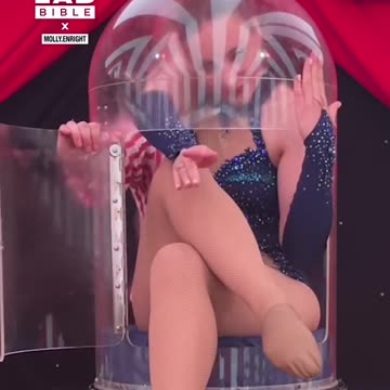 Contortionist Shows Off Her Skills 🫣