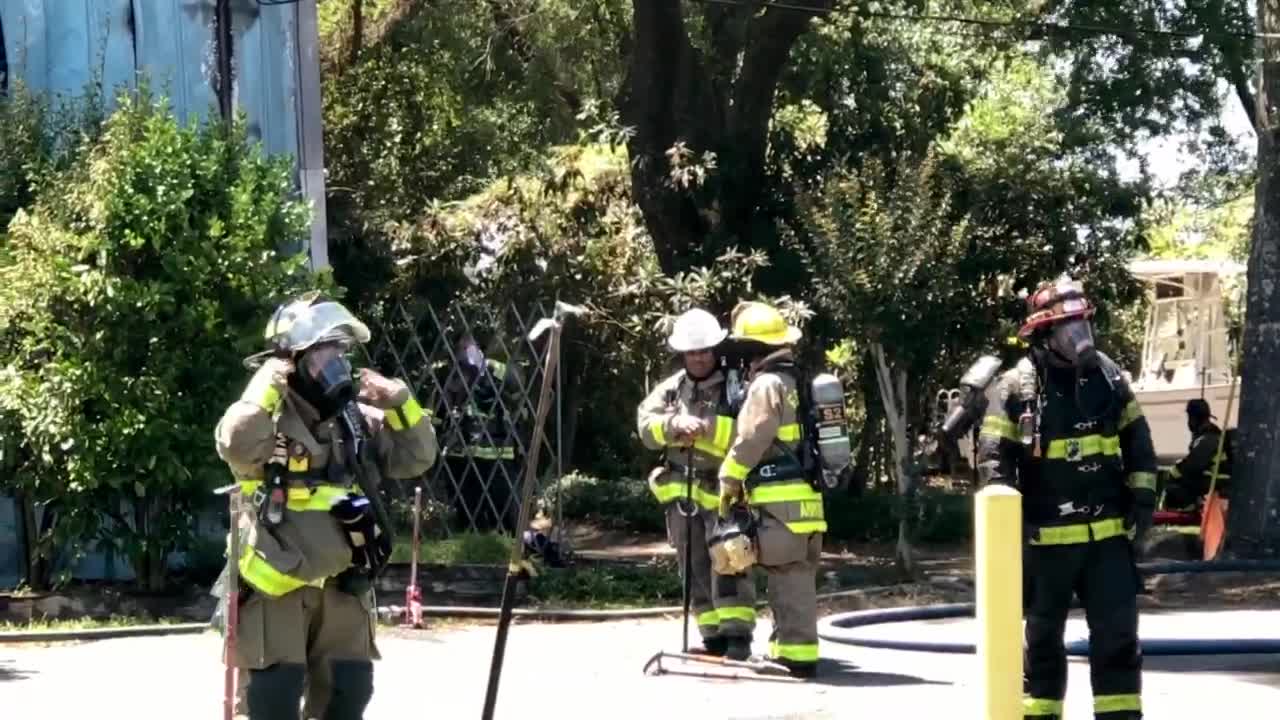 Florida firefighters battle burning building during red flag day