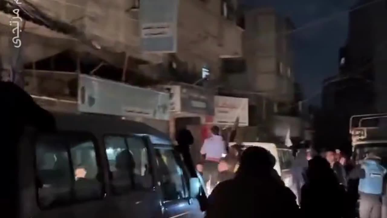 Palestinian civilians climbing on the cars taking the hostages to the border.