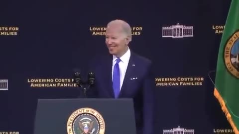 Joe Biden saluta i suoi amici immaginari