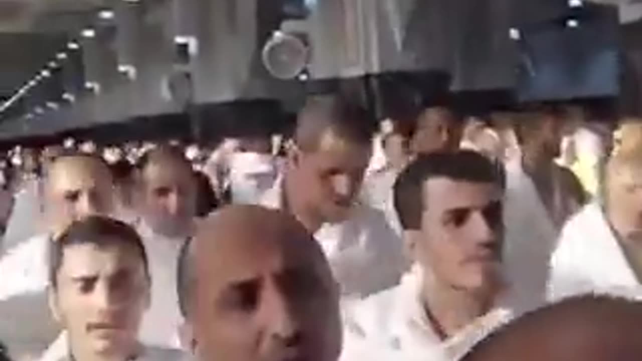 A man from Algeria was quietly praying for Palestine in the Holy Mosque in Mecca