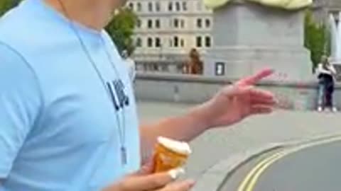 Truning-statues_in to-food-Delicious very funny video. Beautiful magic