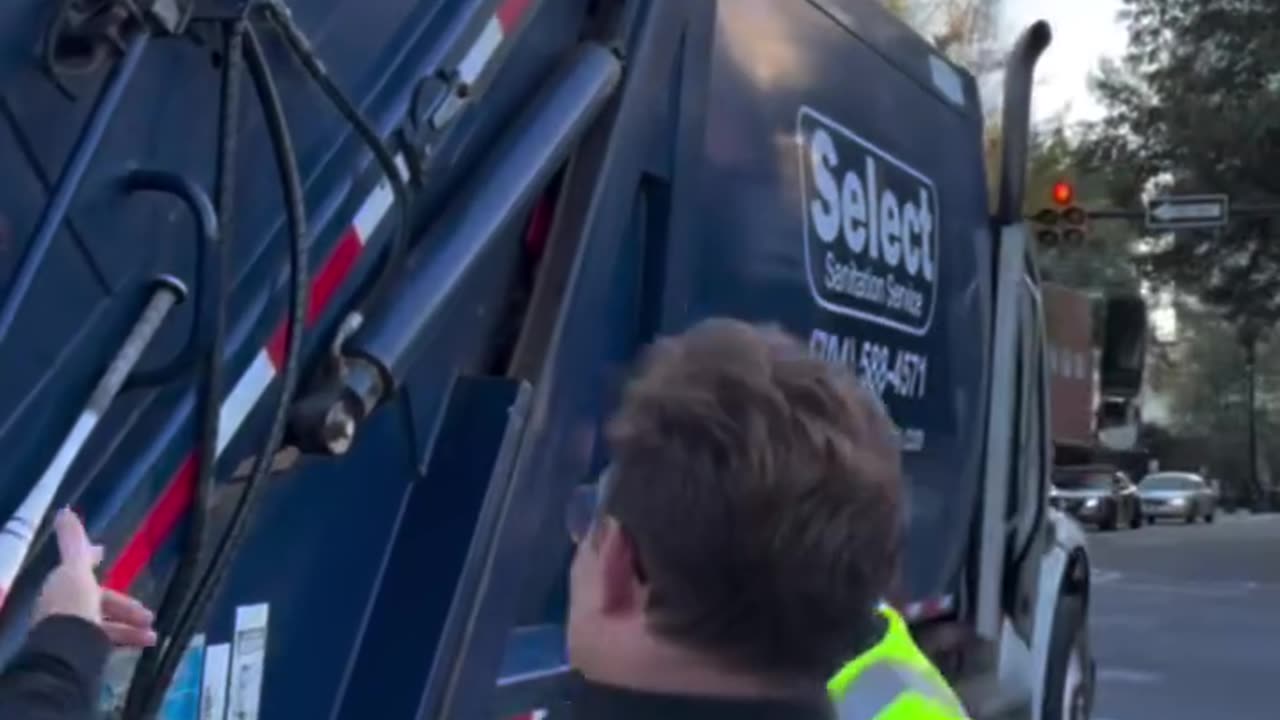 Taking *out* the garbage 🇺🇸 Vivek Ramaswamy takes garbage truck to Trump campaign event in NC