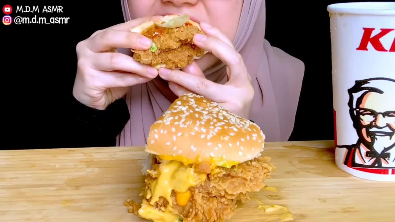 Burger eating_CHEESY BURGER