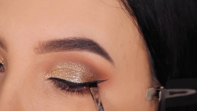 Golden smokey eye shadow