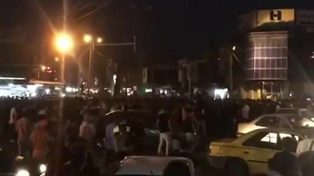 Protestors in Izeh with the slogan "Khamenei's fire cannon should be killed"