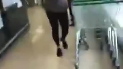 New Zealand | Maskless Man did not Back Down Against Staff and Hostile Shoppers