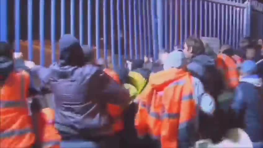 Atene, Porto Pireo: Portuali scioperano e sfondano i cancelli e bloccano il porto - 28 OTTOBRE 2021