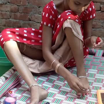 Village Style Apply Nail Polish