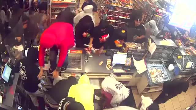 Flash-Mob looting 7-11 in Los Angeles