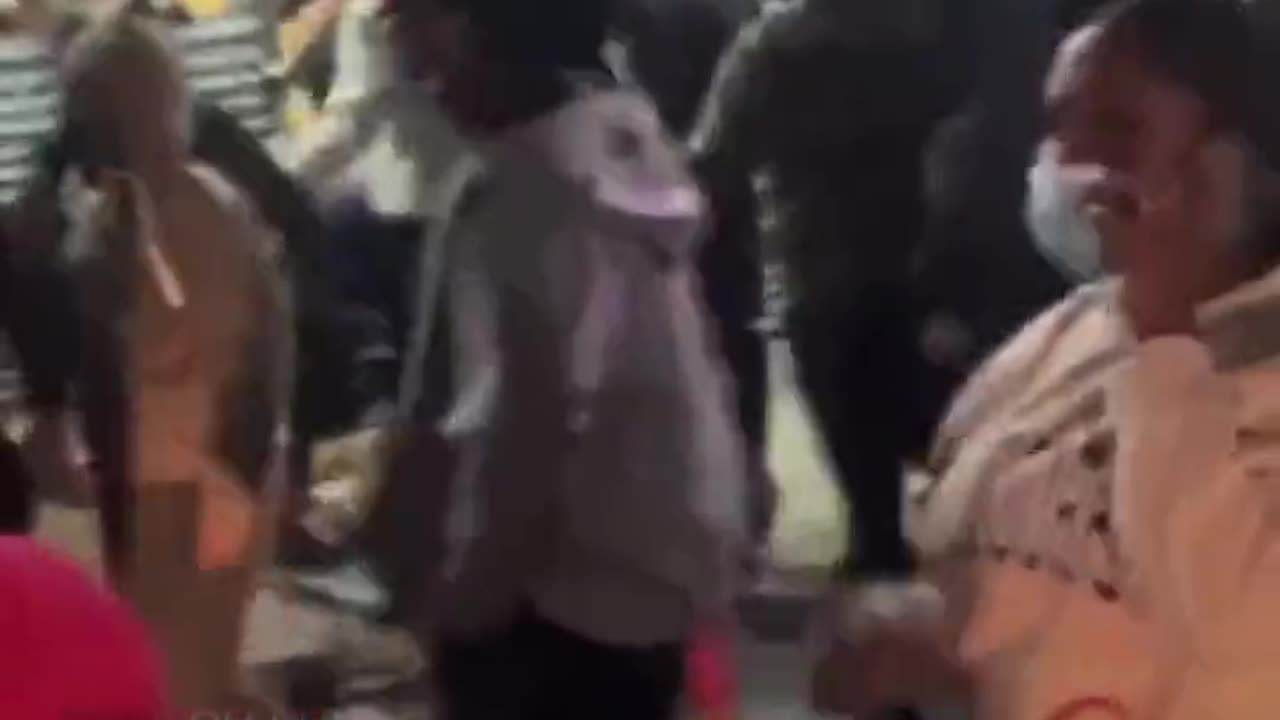 Philadelphia - Woman live-streams large crowd of looters breaking into liquor store