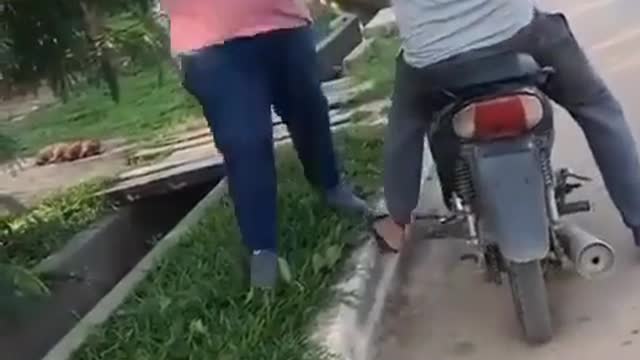 Video ngakak yang pake baju pink jangan sampe lolos