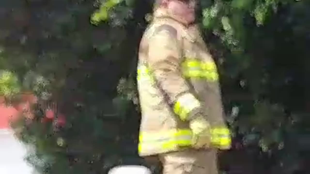 Bombero atiende incendio en Alcibia
