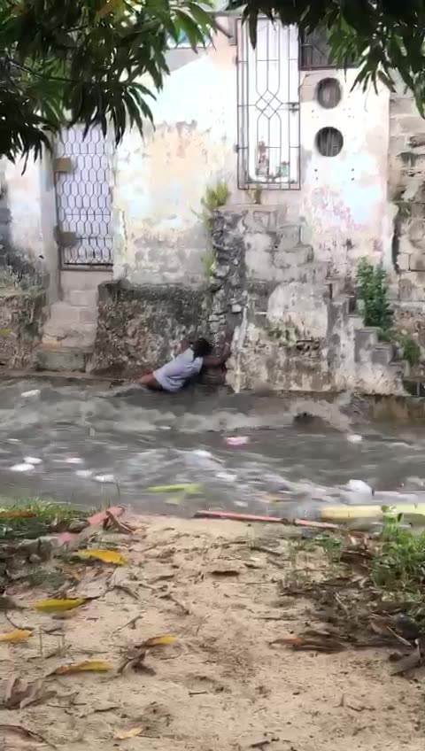 Video de un adulto mayor arrasado por un arroyo en Barranquilla