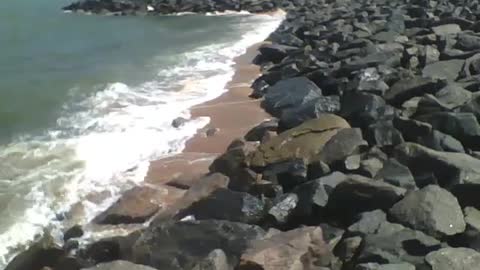 Filmando as ondas do mar por cima, elas acertam as pedras, muito lindo [Nature & Animals]