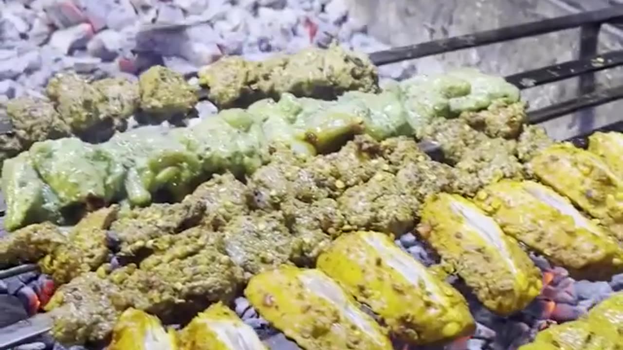 This is how Lahore's butter chicken is made | Metafood