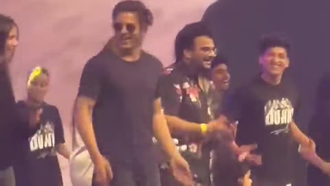 Shahrukh Khan dance on lutt putt gaya in Dubai