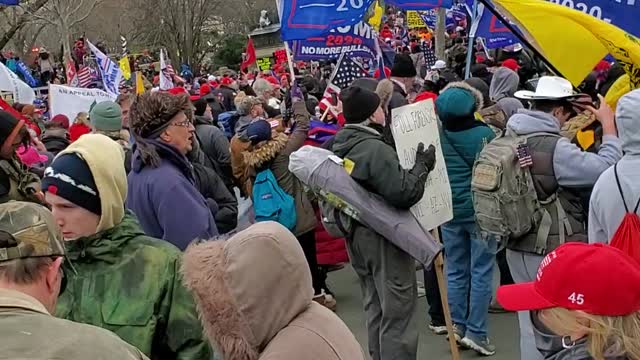 Patriots at the foot of the Capitol