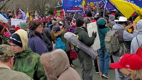 Patriots at the foot of the Capitol