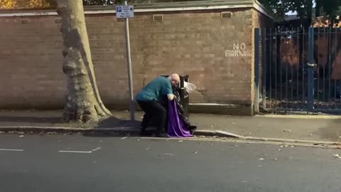 ALIEN VAMPIRE EATING LITTER