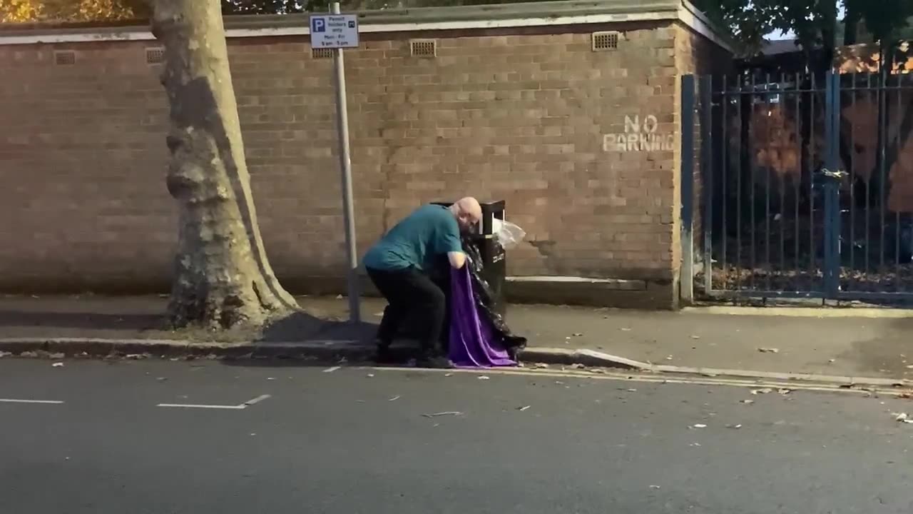 ALIEN VAMPIRE EATING LITTER