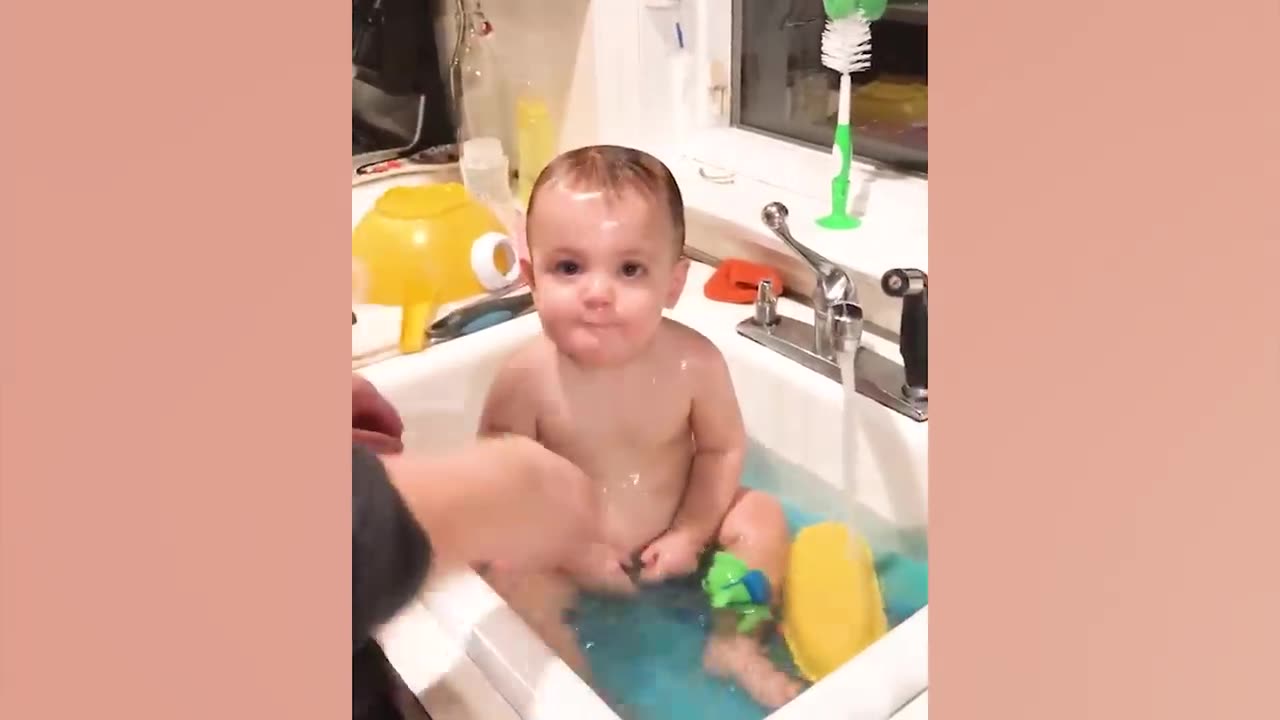 waw Funny Babies Playing With Water